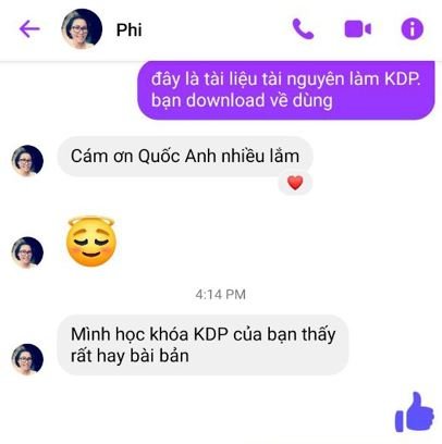 bạn nữ feedback lớp học làm sách